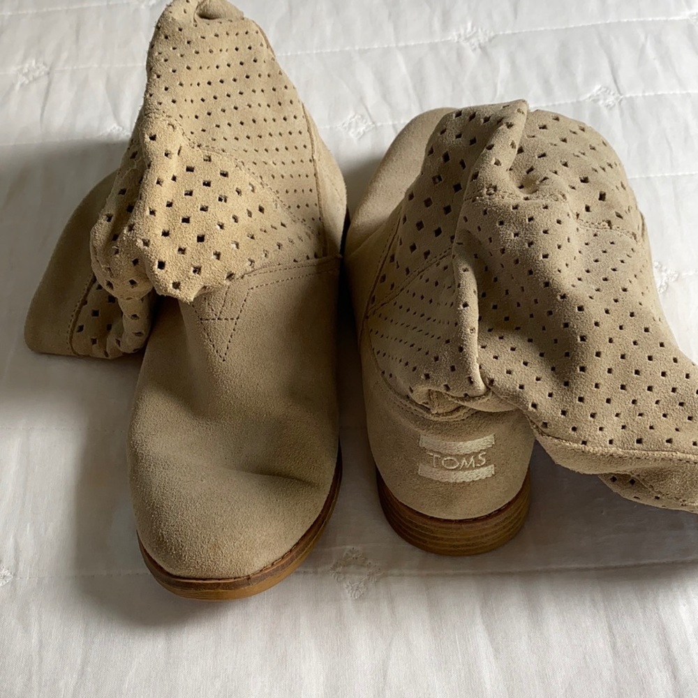 Tom’s size 7w slouchy suede boots